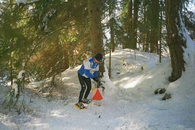 punching the second control in ciaspolada orienteering